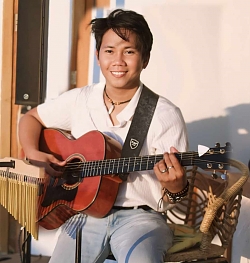 Guitar Tutor Lorenz from Puerto Princesa, Philippines